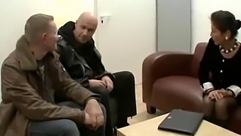 Německá Zralá Žena Zvládá Duální Potěšení V Kanceláři