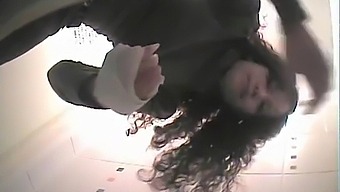 Placer Voyeurista Al Observar A Alguien En El Baño