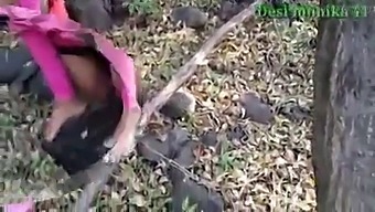 Novia Desi Se Vuelve Salvaje En La Naturaleza