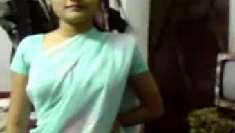 Sexy Indian Girl In Saree Entices Viewers (New)