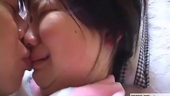 Joven Colegiala Japonesa Se Entrega Al Lamer Tabú Del Cuerpo De Su Profesor De Inglés