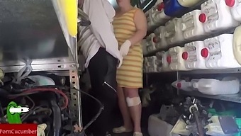 ¡obrero De Oficina Curvilíneo Atrapado En Cámara Oculta Durante Un Encuentro Caliente!