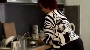 Abuela Voluptuosa Disfruta Del Sexo En La Cocina En El Móvil