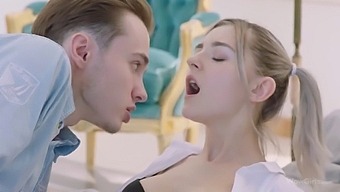 La Scolaretta Russa Seduce Un Ragazzo Con Un Grosso Cazzo Per Un Incontro Selvaggio