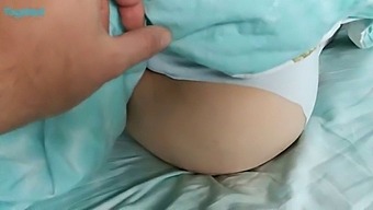 El Viaje Íntimo De Una Joven Hermanastra Con Un Culo Perfecto Y Un Enorme Consolador