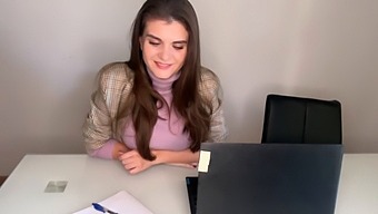 Brutal Kontorsex Med En Het Styvmamma Som Ger Ett Handjobb Och Visar Sina Bröstvårtor