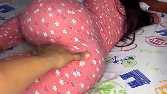 ¡papá Seduce A Su Inocente Hijastra Y Le Rompe El Culo! ¡no Te Pierdas Esta Escena Caliente!
