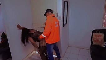 Jag Blir Knullad Av Leveransmannen I Erotiska Underkläder, Han Ser Mig Och Knullar Mig, Och Jag Suger Hans Kuk. Undergiven Tjej Inspelad Med Dold Kamera
