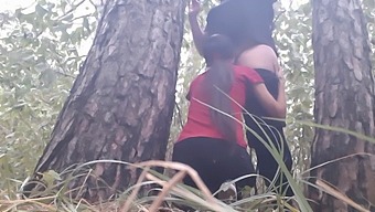 Chicas Lesbianas Encuentran Refugio De La Lluvia Y Tienen Sexo En El Bosque