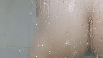 Mi Diverto Con Il Mio Sex Toy Mentre Mi Immergo Nella Vasca Da Bagno