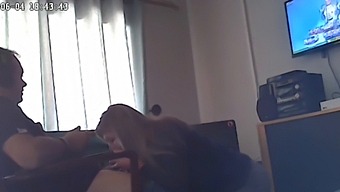Skrivno Posnet Video Razkriva Afero Svojega Fanta Z Mačeho