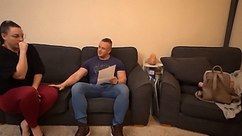 O Pawg Curbată Cu Un Fund Mare Interviuri Pentru Un Loc De Muncă Și Primește Beneficii Neașteptate