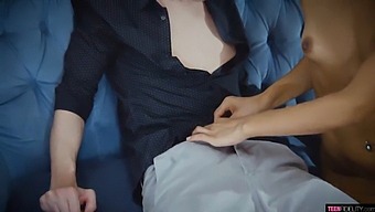 Una Impresionante Adolescente Negra Recibe Múltiples Cargas De Semen