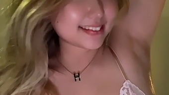 Bu Amatör Çift, Koltuk Altlarının Yalanmasından Ve Amının Bal Ile Süslenmesinden Zevk Alan Çarpıcı Bir Sarışın Kadının Yer Aldığı Amatör Porno Videosunda Bal Ve Ter Çarpışır. Bu Video, Sizi Nefessiz Bırakacak Ve Arzularının Sınırlarını Keşfedecek.
