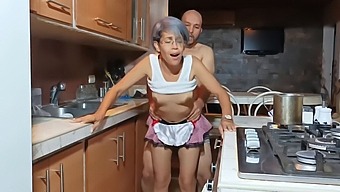 Tengo Relaciones Sexuales Con Mi Madrastra En La Cocina Cuando Mi Padre Está Presente.