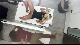 Esposa Recibe Masaje Erótico Y Relaciones Sexuales Con Un Médico Frente A Su Esposo