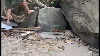 Orgía Pública En La Playa Con Varios Participantes