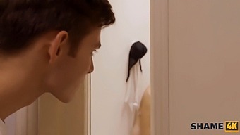 Un Joven Se Une A Una Mujer Rubia Mayor En La Ducha Y Se Involucran En Actividad Sexual. ¡no Te Pierdas Esta Experiencia Única!