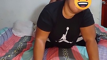 Mi Madrastra Me Permite Darle Placer Oral A Sus Nalgas Mientras Estamos Apartados En Casa