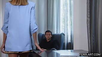 Een Blonde Universiteitsprofessor Heeft Seks Met Haar Mannelijke Student In Een Slaapzaal.