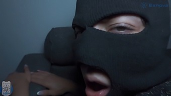 اكتشفت لصًا مثيرًا ذو مؤخرة كبيرة في منزلي. . ماذا كنت ستفعل مع هذه السمراء الممتلئة؟