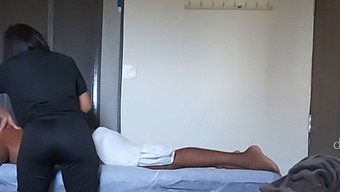Un'Esperienza Sensuale Di Massaggio In Un Centro Benessere Di Manipur Con Una Massaggiatrice Indiana..