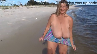 ¡esta Abuela Curvilínea Muestra Sus Tetas Masivas Y Su Derriere Caído En Traje De Baño! ¡no Te Pierdas Esta Escena Caliente!