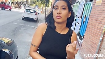 פריסאנג'ל, קולומביאנית מסקרנת, נותנת לטורב עיסוי ידיים חושני ומציצה לפני שהוא רוכב על הזין שלו