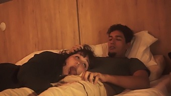 En Mi Momento De Intensa Excitación, No Pude Resistirme A Darme Placer Y Luego Hacerle Una Mamada A Mi Hermanastra (Con El Inesperado Descubrimiento De Mi Padre Y Su Pareja) Fantasiahardcoresex