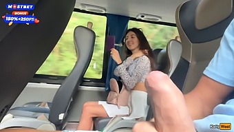 La Masturbazione Pubblica Sull'Autobus Riceve Molta Attenzione Dai Passeggeri.