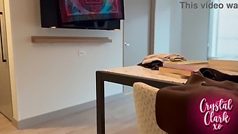 Прелепа Студенткиња Среће Своју Зрелу Маћеху У Својој Соби У Дому.