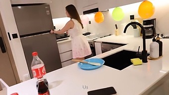 Minulla On Isot Luonnolliset Rinnat Ja Viettelin Ystäväni Äidin Keittiössä Hänen Syntymäpäivänään.